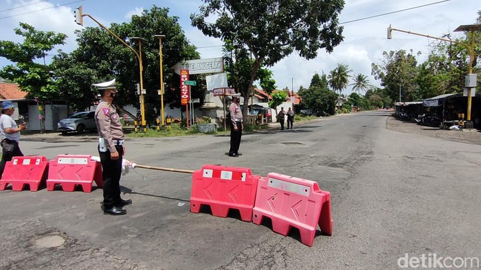 Sejumlah personil kepolisian berjaga selama penutupan jembatan Glagah, Kulon Progo, DIY, Senin (26/9/2022).