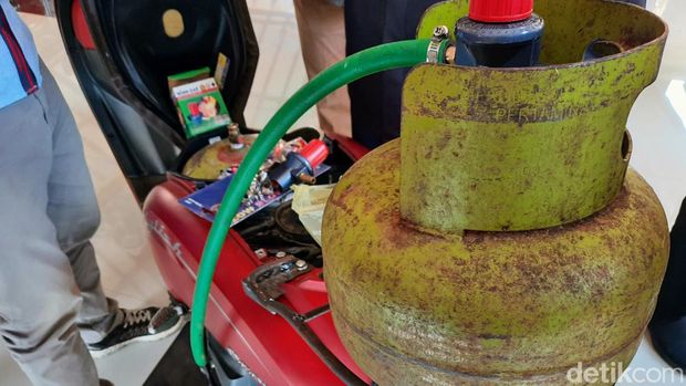 Sepeda motor berbahan bakar bensin yang dikonversi menjadi berbahan bakar elpiji