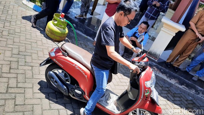 Sepeda motor berbahan bakar bensin yang dikonversi menjadi berbahan bakar elpiji