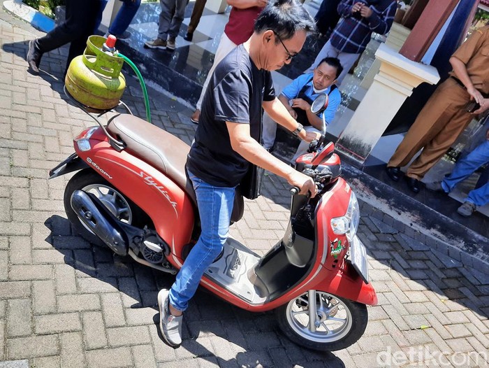 Sepeda motor berbahan bakar bensin yang dikonversi menjadi berbahan bakar elpiji