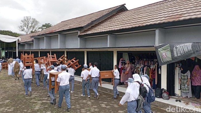 Siswa SMKN 1 Karangjambu pindah ke kios pasar Desa Purbasari Purbalingga, Senin (26/9/2022).