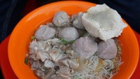 Bakso kaki lima di Glodok, Jakarta Barat ini sempat sangat viral karena antreannya membludak. Di sini ada pilihan bakso polos, urat, dan gepeng yang disajikan dengan tetelan berpotongan dadu. Harganya sekitar Rp 25.000/porsi. Foto: detikfood
