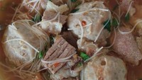 Rekomendasi bakso tetelan selanjutnya adalah Bakso Mas Kumis yang terkenal di Jakarta Barat. Kamu bisa menyambangi gerainya di Jalan K. S. Tubun Raya No. 2B, Slipi. Seporsi bakso di sini harganya Rp 30.000. Foto: Instagram baksomaskumisdjarum