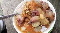 Bakso Joss Zidane istimewa dengan topping tetelan melimpah, berikut daging, kikil, dan tulang sapi. Harganya mulai dari Rp 15.000 saja. Kamu bisa menyambanginya di depan Komplek Marinir, Rangkapan Jaya Baru. Foto: YouTube Agung Malik 