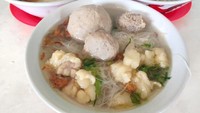 Di media sosial juga viral Bakso Pakde Wonogiri BCA di Kantin Pasar Puri, Jakarta Barat. Bakso urat besar, urat kecil, isi telur puyuh, hingga bakso halus di sini bisa didampingi tetelan gratis! Foto: detikfood