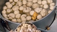 Bakso Tetelan Khas Bakso Pertambangan Wonogiri di Kebon Jeruk, Jakarta Barat ini dijamin bikin ngiler! Harga per porsinya sekitar Rp 25.000 sudah dengan tetelan melimpah. Foto: Instagram ajakmakan 