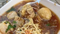 Bakso Malang makin enak dengan tambahan tetelan. Di Daan Mogot Baru, Tangerang, kamu bisa mampir ke Mul Bakso Malang yang tawarkan isian lengkap. Rasa gurih baksonya kuat karena 100% daging sapi asli. Foto: Instagram cewekdoyanmakan