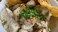 Di pusat jajanan kaki lima belakang Grand Indonesia (GI) ada bakso Malang viral. Namanya Bakso Malang Gangsar yang turut sediakan topping tetelan melimpah. Per porsi, mulai dari Rp 16.000 saja. Foto: detikfood