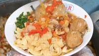 Bakso Gunung Kidul di Bogor ini terkenal di kalangan pencinta pedas karena tawarkan kuah taichan plus berisi potongan cabe rawit! Rasa bakso yang pedas nikmat paling enak disandingkan tetelan. Foto: Instagram jktfoodseeker