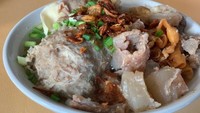 Kepopuleran bakso tetelan juga sampai ke Surabaya. Ada Bakso Tetelan Pak Kam yang bisa disambangi di kawasan Genteng Muhammadiyah. Seporsi bakso Rp 20.000 dengan porsi besar dan tetelan menggunung! Foto: detikfood 