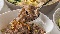 Bakso Koko Gepeng ada di Sunter dan Taman Ratu, Jakarta Barat. Menu andalannya tentu saja bakso gepeng, tapi bisa campur bakso urat atau halus. Harganya mulai dari Rp 22.000. Bisa juga ekstra semangkuk tetelan Rp 15.000. Foto: Instagram baksokokogepeng