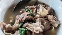 Bakso tetelan di Cipete ini juga tersohor enak. Namanya Bakso Tetelan Cipete Raya yang ada di Jl. Cipete Raya. Harganya mulai dari Rp 25.000 per porsi sudah dapat topping tetelan yang melimpah, juicy, dan gurih. Foto: Instagram baksotetelancipeteraya