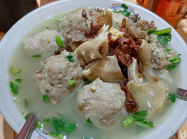 Sluurp! 20 Bakso Topping Tetelan Berlimpah Ada di Tempat Ini