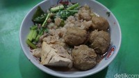 Di Cakung juga ada tempat makan bakso tetelan terkenal, Bakso Mas Min. Lokasi tepatnya di Jalan Sentra Primer No. 53. Menunya ada bakso halus, bakso urat, bakso telur, dan bakso spesial. Foto: detikfood