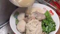 Bakso tetelan selanjutnya ada di Pasar Mayestik, Jakarta Selatan. Namanya Bakso Podomoro yang harganya Rp 20.000 per porsi sudah berisi bakso besar, bakso kecil, dan tahu. Foto: Instagram angkytan