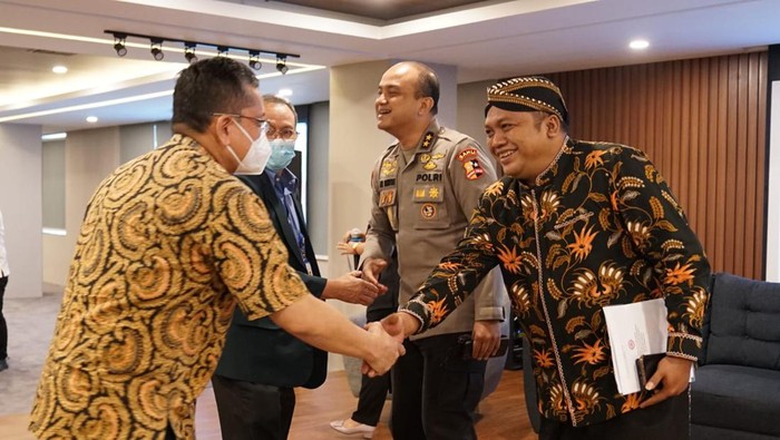 Stop! Perundungan di Dunia Kedokteran Anggota Komisi IX DPR RI, Muchamad Nabil Haroen menjadi key note speech pada acara FGD yang digelar Ikatan Dokter Indonesia (IDI), di Jakarta, Senin (26/9/2022). Dalam pidatonya pria yang akrab disapa Gus Nabil ini mengungkap fenomena Bullying terhadap dunia pendidikan
