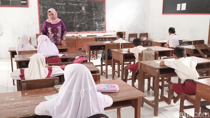 Suasana kegiatan belajar mengajar di SDN Gesikan, Kecamatan Kemiri, Kabupaten Purworejo, Senin (26/9/2022).