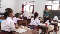 Para guru SDN Gesikan dipindahtugaskan lantaran kebijakan regrouping yang diterapkan oleh Pemkab Purworejo. Seluruh wali siswa yang menolak kebijakan itu, akhirnya anaknya harus belajar tanpa guru. Foto: Rinto Heksantoro/detikJateng