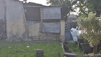 Kondisi rumah di Asrama Brimob TKP ledakan. Ada lapisan dinding luar yang sedikit runtuh, ada pula kerai bambu yang bagian tengahnya rusak akibat ledakan (Bayu Ardi Isnanto/detikJateng)
