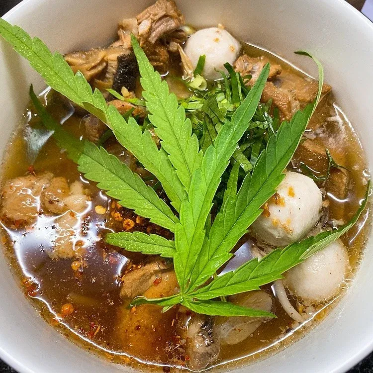 Sup mie daun ganja