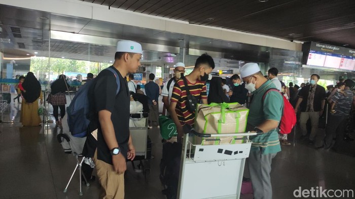 Susana gate keberangkatan Terminal 2 Bandara Juanda