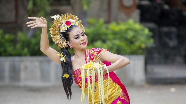 tari pendet yang berasal dari bali