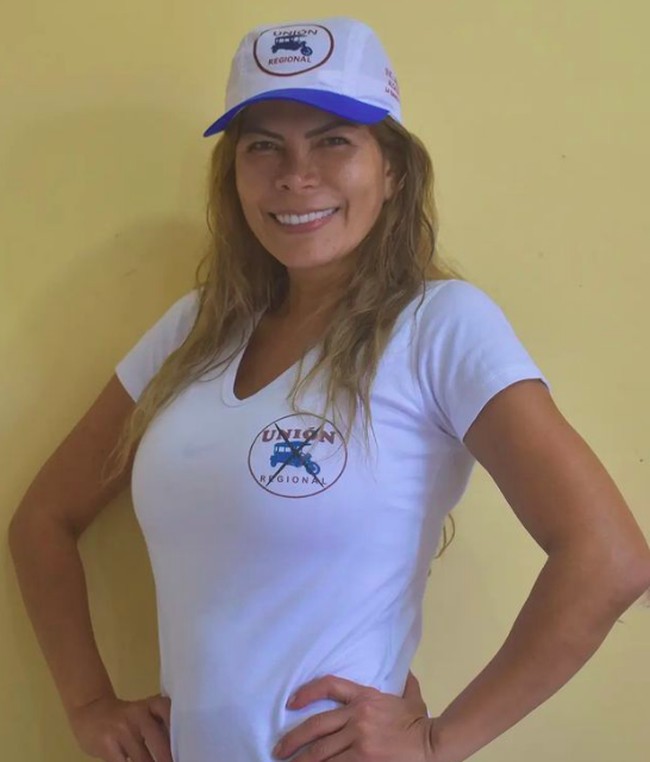 Inilah foto Tess saat berkampanye. Dia mengenakan kaos partainya. Foto: dok. Instagram