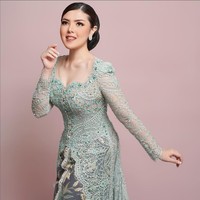 Mengenakan kebaya hijau pastel, tubuh ramping Tina Toon makin terlihat. Parasnya pun terlihat cantik dengan makeup bernuansa nude pink. Foto: Instagram/@tinatoon101 @yudajulianofficial