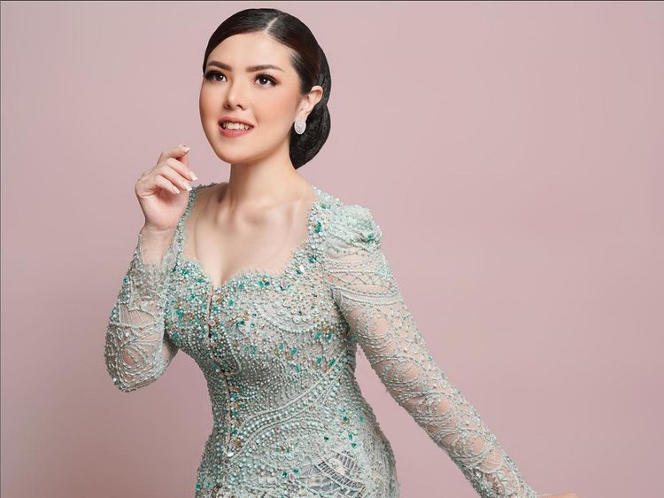 7 Gaya Tina Toon yang Makin Langsing, Pemotretan Pakai Kebaya Bak Model