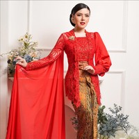 Anggota DPRD DKI Jakarta dari fraksi PDIP ini juga tampil dalam balutan kebaya merah model asimetris. Kebaya rancangan Acien ini terlihat unik dengan potongan lengan berbeda di kedua sisinya. Kali ini bibirnya dipulas lipstik merah yang membuat wajahnya tampak segar. Foto: Instagram/@tinatoon101 @yudajulianofficial