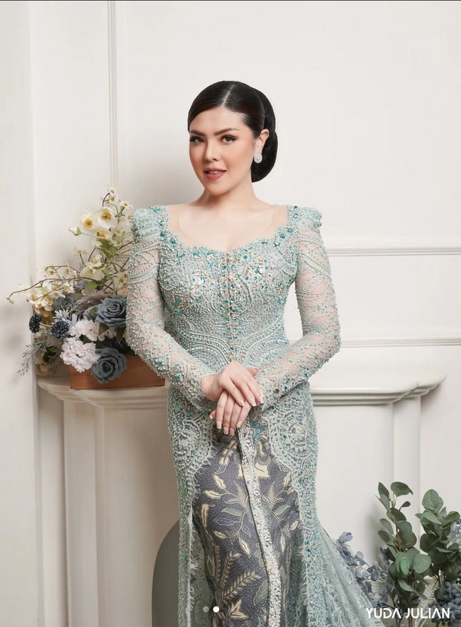 Tina Toon tampil bak model di pemotretan bersama fotografer Yuda Julian. Mantan penyanyi cilik ini pose dengan berbagai gaya busana. Foto: Instagram/@tinatoon101 @yudajulianofficial