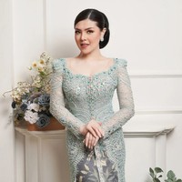 Tina Toon tampil bak model di pemotretan bersama fotografer Yuda Julian. Mantan penyanyi cilik ini pose dengan berbagai gaya busana. Foto: Instagram/@tinatoon101 @yudajulianofficial