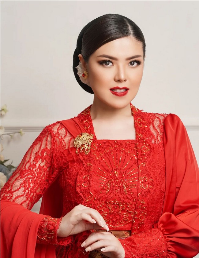 Tina Toon menunjukkan transformasi yang dramatis sejak sukses turun berat badan hingga 25 kg. Usahanya diet ketat dan rutin olahraga intens pun tak sia-sia. Foto: Instagram/@tinatoon101 @yudajulianofficial