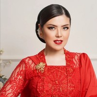 Tina Toon menunjukkan transformasi yang dramatis sejak sukses turun berat badan hingga 25 kg. Usahanya diet ketat dan rutin olahraga intens pun tak sia-sia. Foto: Instagram/@tinatoon101 @yudajulianofficial