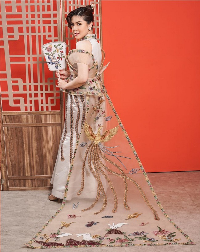 Pelantun lagu ‘Bolo-Bolo’ ini mengaku diet dengan menghindari makan nasi. Pada Desember 2021, berat badannya turun drastis dalam waktu delapan bulan. Foto: Instagram/@tinatoon101 @yudajulianofficial