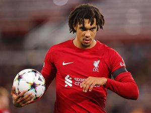 Trent Alexander-Arnold Enjoy Main di Dua Posisi