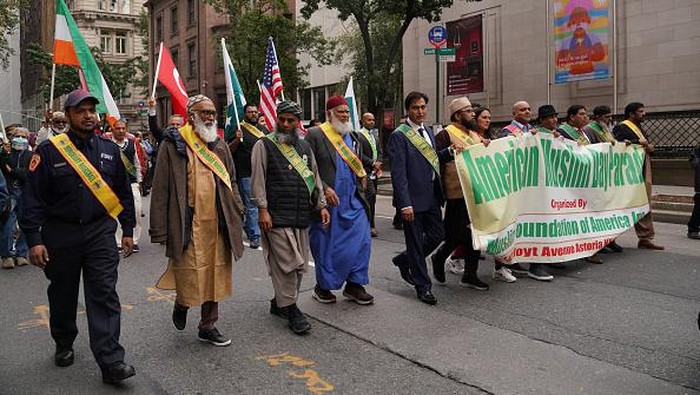 Umat Islam Gelar Parade Hari Muslim di New York NEW YORK, USA - SEPTEMBER 25: The annual United American Muslim Day Parade held in New York City, United States on Sunday, September 25, 2022. Muslims with different backgrounds from all over the world gathered in the city and chanted religious slogans. They also held a congregational prayer in the street. The event was held from 10 am to 6 pm on the Madison Avenue between East 24th and East 26th Street. (Photo by Lokman Vural Elibol/Anadolu Agency via Getty Images)
