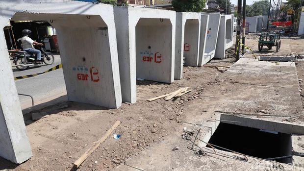 Wali Kota Surabaya Eri Cahyadi saat sidak saluran air di Jambangan