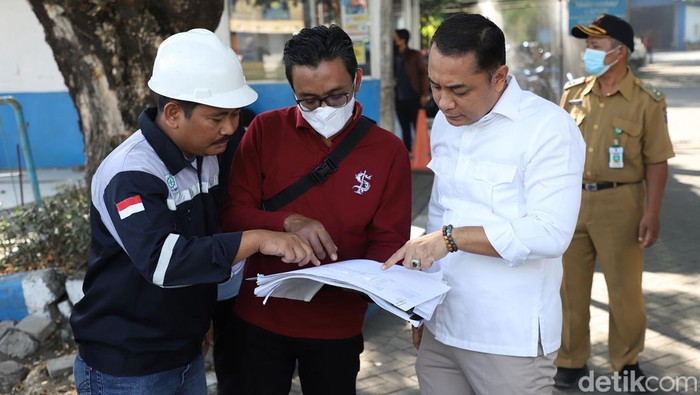 Wali Kota Surabaya Eri Cahyadi saat sidak saluran air di Jambangan