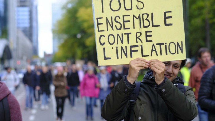 Warga Belgia Turun ke Jalan Protes Harga BBM-Gas Mahal BRUSSELS, BELGIUM - SEPTEMBER 25: Protesters gather in the streets during a demonstration against energy price hikes on September 25, 2022 in Brussels, Belgium. (Photo by Thierry Monasse/Getty Images)