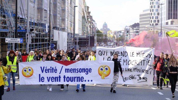 Warga Belgia Turun ke Jalan Protes Harga BBM-Gas Mahal BRUSSELS, BELGIUM - SEPTEMBER 25: Protesters gather in the streets during a demonstration against energy price hikes on September 25, 2022 in Brussels, Belgium. (Photo by Thierry Monasse/Getty Images)