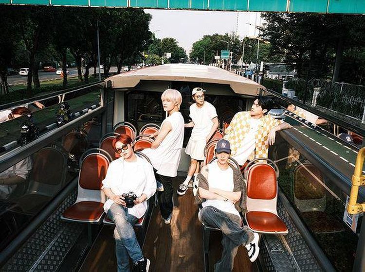 Keseruan WayV Nyobain Bus Wisata Transjakarta