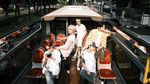 Keseruan WayV Nyobain Bus Wisata Transjakarta