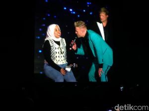Mbak-mbak Ini Bikin Iri Ribuan Penonton Westlife di Surabaya