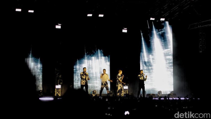 Westlife menggelar konser di Jatim International Expo, Surabaya pada Minggu (25/9/2022). Pemampilan boyband asal Irlandia itu sukses memukau penonton.