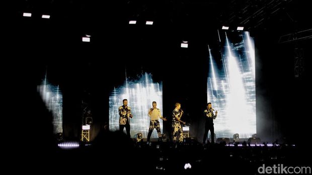 Westlife menggelar konser di Jatim International Expo, Surabaya pada Minggu (25/9/2022). Pemampilan boyband asal Irlandia itu sukses memukau penonton.
