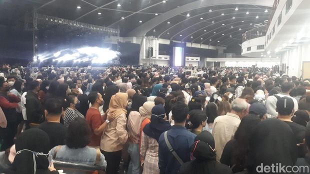 Westlife menggelar konser di Jatim International Expo, Surabaya pada Minggu (25/9/2022) malam. Pemampilan boyband asal Irlandia itu memukau ribuan penonton.
