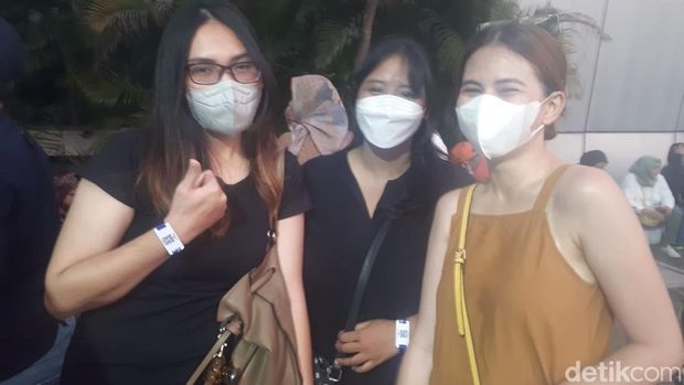 Konser Westlife di Surabaya akan digelar malam ini, Minggu (25/9/2022). Calon penonton sudah mengantre dalam penularan tiket sejak sore tadi, di Jatim International Expo.