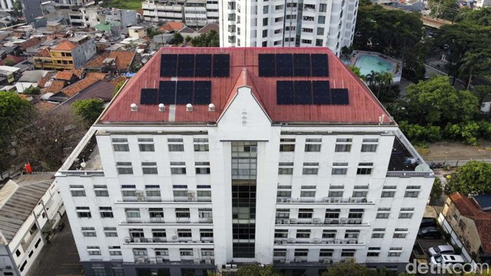 PT KAI meresmikan penggunaan Pembangkit Listrik Tenaga Surya (PLTS) atau Solar Panel di Stasiun Gambir. Begini penampakannya.
