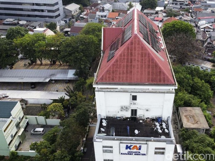 PT KAI meresmikan penggunaan Pembangkit Listrik Tenaga Surya (PLTS) atau Solar Panel di Stasiun Gambir. Begini penampakannya.